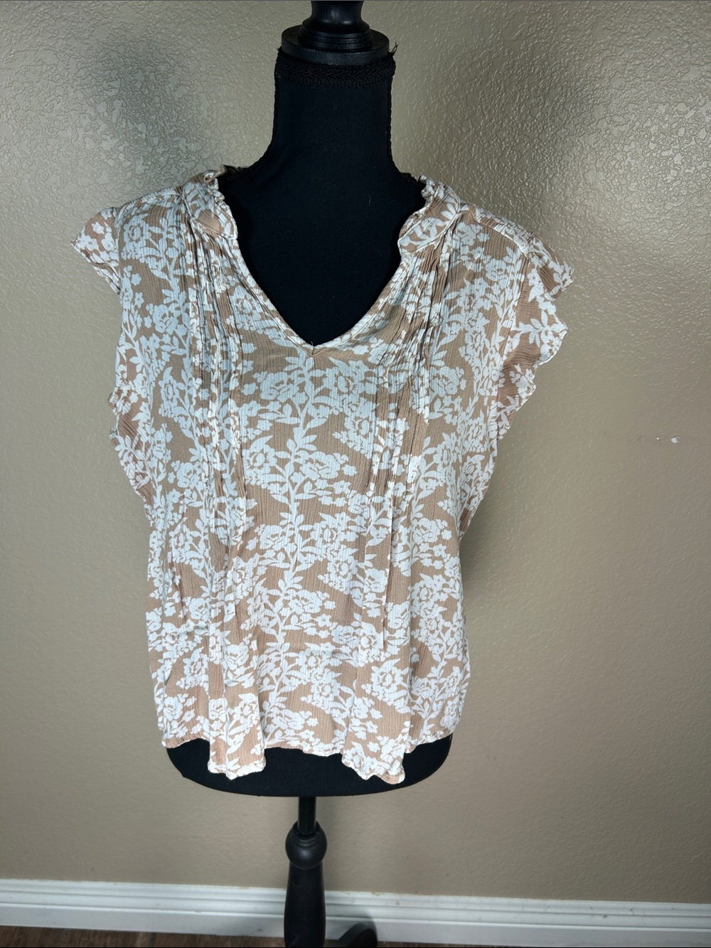fun 2 fun Beige and White Floral Pintuck Cap Sleeve Blouse Size Large